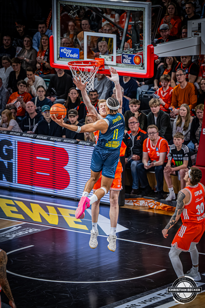 1. Basketball Bundesliga, easyCredit BBL, Saison 2025/2026, Herren, Hauptrunde, 13. Spieltag, 29.12.2025, RASTA Vechta - EWE Baskets Oldenburg
Nicholas Tischler (#11 - EWE Baskets Oldenburg) beim Korbleger
Schlüsselwörter: 1. Bundesliga;13. Spieltag;29.12.2025;BBL;Basketball;Baskets;EWE;Hauptrunde;Liga;Oldenburg;RASTA;RASTA Dome;Saison 2025/2026;Vechta;easycredit