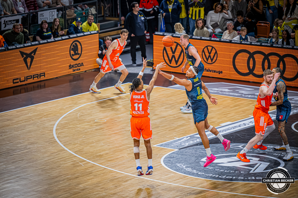 1. Basketball Bundesliga, easyCredit BBL, Saison 2025/2026, Herren, Hauptrunde, 13. Spieltag, 29.12.2025, RASTA Vechta - EWE Baskets Oldenburg
Alonzo Verge (#11 - RASTA Vechta) beim Jumpshot
Schlüsselwörter: 1. Bundesliga;13. Spieltag;29.12.2025;BBL;Basketball;Baskets;EWE;Hauptrunde;Liga;Oldenburg;RASTA;RASTA Dome;Saison 2025/2026;Vechta;easycredit