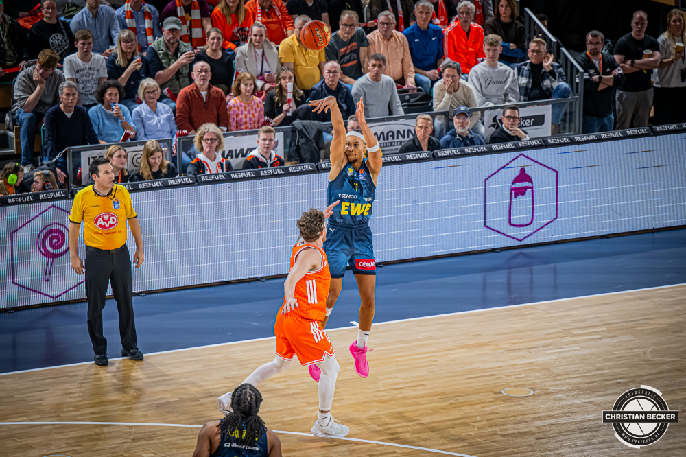 1. Basketball Bundesliga, easyCredit BBL, Saison 2025/2026, Herren, Hauptrunde, 13. Spieltag, 29.12.2025, RASTA Vechta - EWE Baskets Oldenburg
Nicholas Tischler (#11 - EWE Baskets Oldenburg) beim Jumpshot
Schlüsselwörter: 1. Bundesliga;13. Spieltag;29.12.2025;BBL;Basketball;Baskets;EWE;Hauptrunde;Liga;Oldenburg;RASTA;RASTA Dome;Saison 2025/2026;Vechta;easycredit