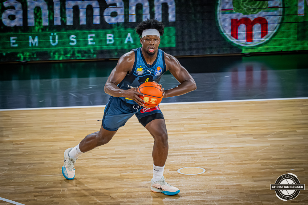 1. Basketball Bundesliga, easyCredit BBL, Saison 2025/2026, Herren, Hauptrunde, 13. Spieltag, 29.12.2025, RASTA Vechta - EWE Baskets Oldenburg
Brian Fobbs (#4 - EWE Baskets Oldenburg) in Aktion
Schlüsselwörter: 1. Bundesliga;13. Spieltag;29.12.2025;BBL;Basketball;Baskets;EWE;Hauptrunde;Liga;Oldenburg;RASTA;RASTA Dome;Saison 2025/2026;Vechta;easycredit