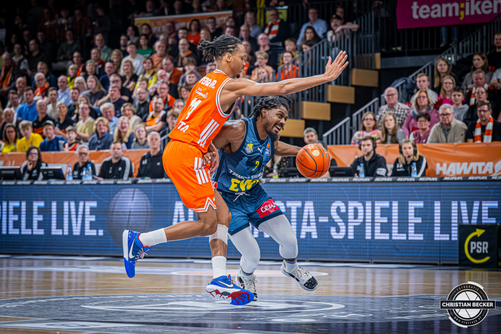 1. Basketball Bundesliga, easyCredit BBL, Saison 2025/2026, Herren, Hauptrunde, 13. Spieltag, 29.12.2025, RASTA Vechta - EWE Baskets Oldenburg
Christopher Clemons (#3 - EWE Baskets Oldenburg) in Aktion gegen Alonzo Verge (#11 - RASTA Vechta)
Schlüsselwörter: 1. Bundesliga;13. Spieltag;29.12.2025;BBL;Basketball;Baskets;EWE;Hauptrunde;Liga;Oldenburg;RASTA;RASTA Dome;Saison 2025/2026;Vechta;easycredit