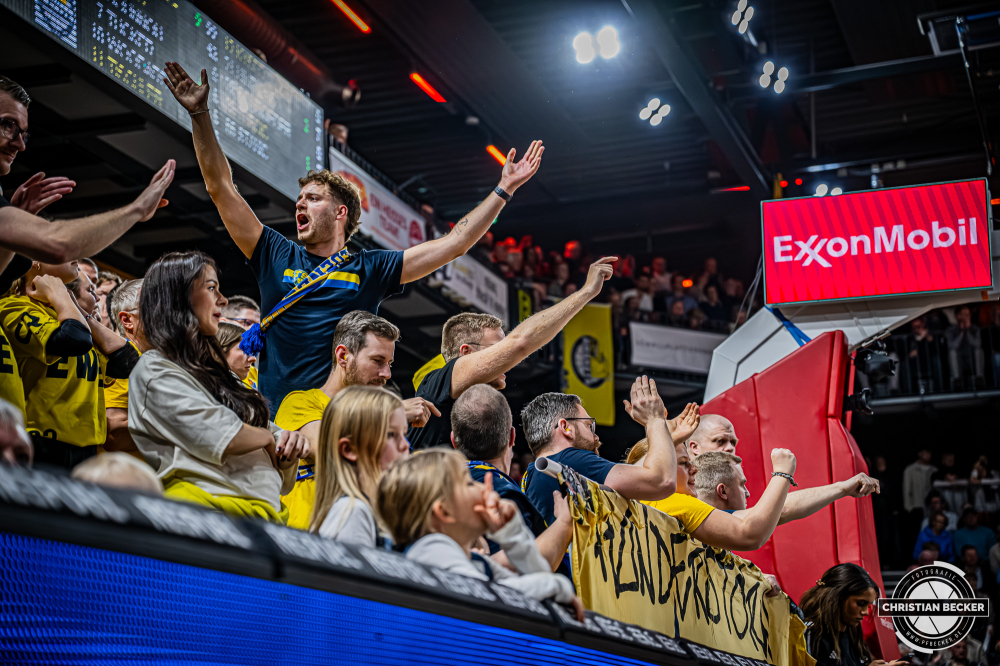 1. Basketball Bundesliga, easyCredit BBL, Saison 2025/2026, Herren, Hauptrunde, 13. Spieltag, 29.12.2025, RASTA Vechta - EWE Baskets Oldenburg
Die Fans der EWE Baskets Oldenburg w&auml;hrend der Partie
Schlüsselwörter: 1. Bundesliga;13. Spieltag;29.12.2025;BBL;Basketball;Baskets;EWE;Hauptrunde;Liga;Oldenburg;RASTA;RASTA Dome;Saison 2025/2026;Vechta;easycredit