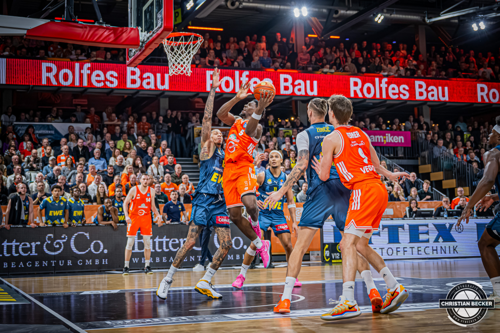 1. Basketball Bundesliga, easyCredit BBL, Saison 2025/2026, Herren, Hauptrunde, 13. Spieltag, 29.12.2025, RASTA Vechta - EWE Baskets Oldenburg
TJ Bamba (#5 - RASTA Vechta) beim Korbleger
Schlüsselwörter: 1. Bundesliga;13. Spieltag;29.12.2025;BBL;Basketball;Baskets;EWE;Hauptrunde;Liga;Oldenburg;RASTA;RASTA Dome;Saison 2025/2026;Vechta;easycredit