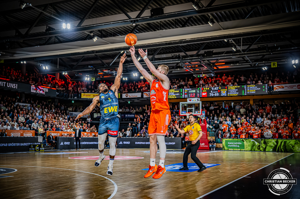 1. Basketball Bundesliga, easyCredit BBL, Saison 2025/2026, Herren, Hauptrunde, 13. Spieltag, 29.12.2025, RASTA Vechta - EWE Baskets Oldenburg
Luc van Slooten (#6 - RASTA Vechta) beim Jumpshot
Schlüsselwörter: 1. Bundesliga;13. Spieltag;29.12.2025;BBL;Basketball;Baskets;EWE;Hauptrunde;Liga;Oldenburg;RASTA;RASTA Dome;Saison 2025/2026;Vechta;easycredit