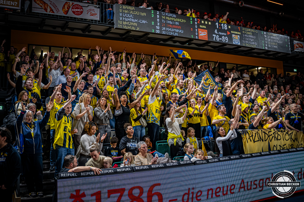 1. Basketball Bundesliga, easyCredit BBL, Saison 2025/2026, Herren, Hauptrunde, 13. Spieltag, 29.12.2025, RASTA Vechta - EWE Baskets Oldenburg
Die Fans der EWE Baskets Oldenburg zeigen Emotionen w&auml;hrend der Partie
Schlüsselwörter: 1. Bundesliga;13. Spieltag;29.12.2025;BBL;Basketball;Baskets;EWE;Hauptrunde;Liga;Oldenburg;RASTA;RASTA Dome;Saison 2025/2026;Vechta;easycredit