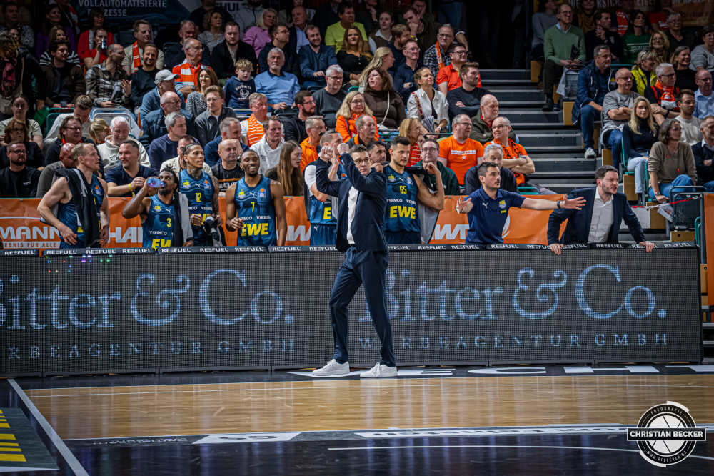 1. Basketball Bundesliga, easyCredit BBL, Saison 2025/2026, Herren, Hauptrunde, 13. Spieltag, 29.12.2025, RASTA Vechta - EWE Baskets Oldenburg
Das Team der EWE Baskets Oldenburg w&auml;hrend der Partie
Schlüsselwörter: 1. Bundesliga;13. Spieltag;29.12.2025;BBL;Basketball;Baskets;EWE;Hauptrunde;Liga;Oldenburg;RASTA;RASTA Dome;Saison 2025/2026;Vechta;easycredit