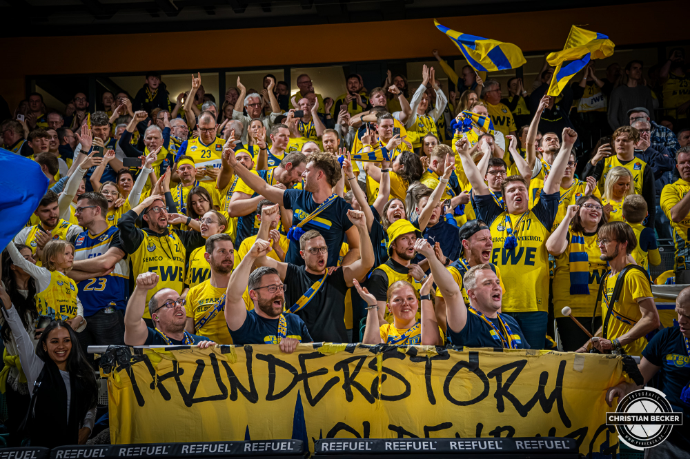 1. Basketball Bundesliga, easyCredit BBL, Saison 2025/2026, Herren, Hauptrunde, 13. Spieltag, 29.12.2025, RASTA Vechta - EWE Baskets Oldenburg
Die Fans der EWE Baskets Oldenburg w&auml;hrend der Partie
Schlüsselwörter: 1. Bundesliga;13. Spieltag;29.12.2025;BBL;Basketball;Baskets;EWE;Hauptrunde;Liga;Oldenburg;RASTA;RASTA Dome;Saison 2025/2026;Vechta;easycredit