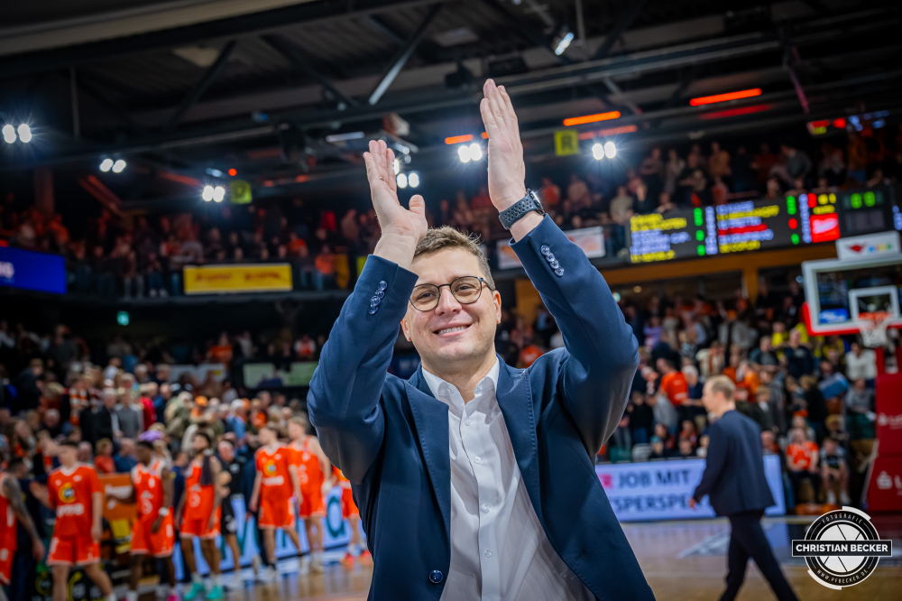 1. Basketball Bundesliga, easyCredit BBL, Saison 2025/2026, Herren, Hauptrunde, 13. Spieltag, 29.12.2025, RASTA Vechta - EWE Baskets Oldenburg
Lazar Spasic (Head-Coach - EWE Baskets Oldenburg) nach der Partie
Schlüsselwörter: 1. Bundesliga;13. Spieltag;29.12.2025;BBL;Basketball;Baskets;EWE;Hauptrunde;Liga;Oldenburg;RASTA;RASTA Dome;Saison 2025/2026;Vechta;easycredit