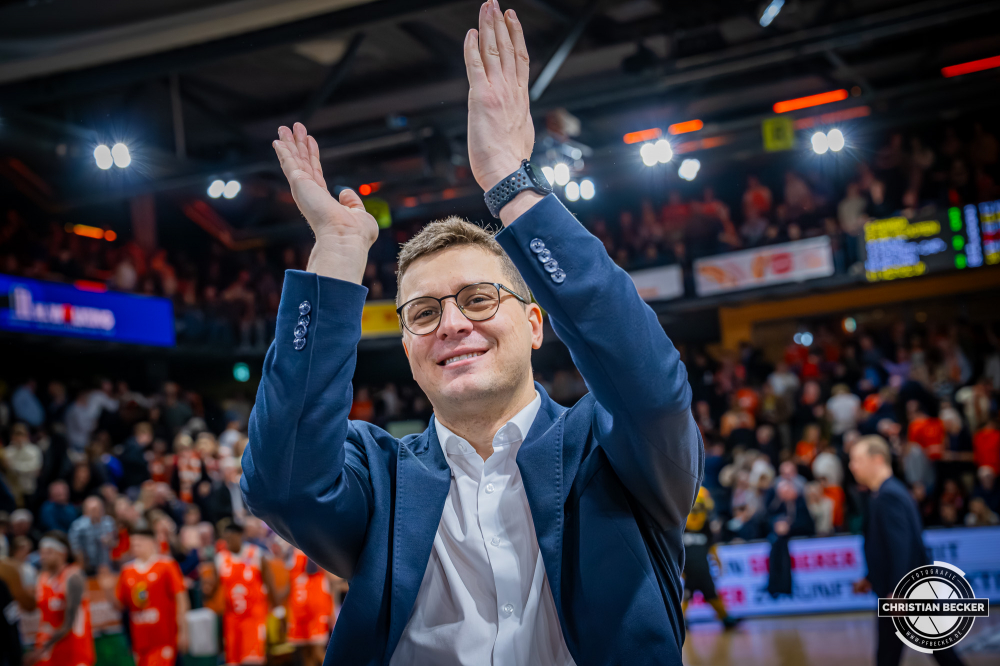 1. Basketball Bundesliga, easyCredit BBL, Saison 2025/2026, Herren, Hauptrunde, 13. Spieltag, 29.12.2025, RASTA Vechta - EWE Baskets Oldenburg
Lazar Spasic (Head-Coach - EWE Baskets Oldenburg) nach der Partie
Schlüsselwörter: 1. Bundesliga;13. Spieltag;29.12.2025;BBL;Basketball;Baskets;EWE;Hauptrunde;Liga;Oldenburg;RASTA;RASTA Dome;Saison 2025/2026;Vechta;easycredit