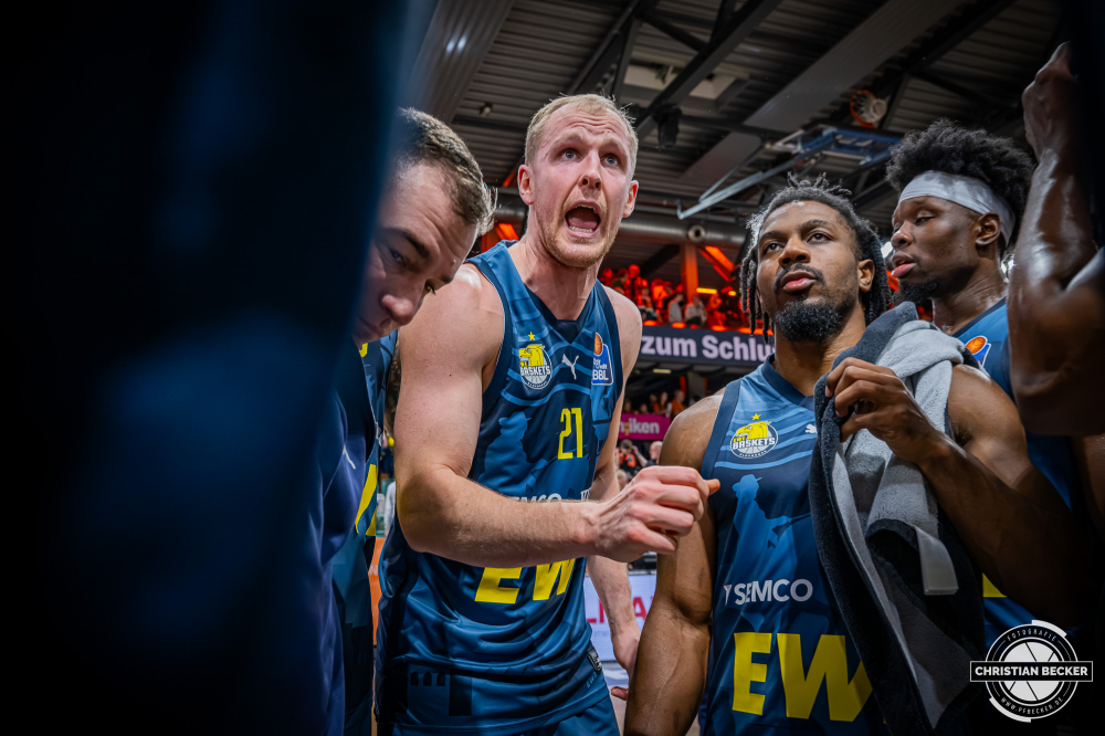 1. Basketball Bundesliga, easyCredit BBL, Saison 2025/2026, Herren, Hauptrunde, 13. Spieltag, 29.12.2025, RASTA Vechta - EWE Baskets Oldenburg
Seth Hinrichs (#21 - EWE Baskets Oldenburg) nach der Partie
Schlüsselwörter: 1. Bundesliga;13. Spieltag;29.12.2025;BBL;Basketball;Baskets;EWE;Hauptrunde;Liga;Oldenburg;RASTA;RASTA Dome;Saison 2025/2026;Vechta;easycredit