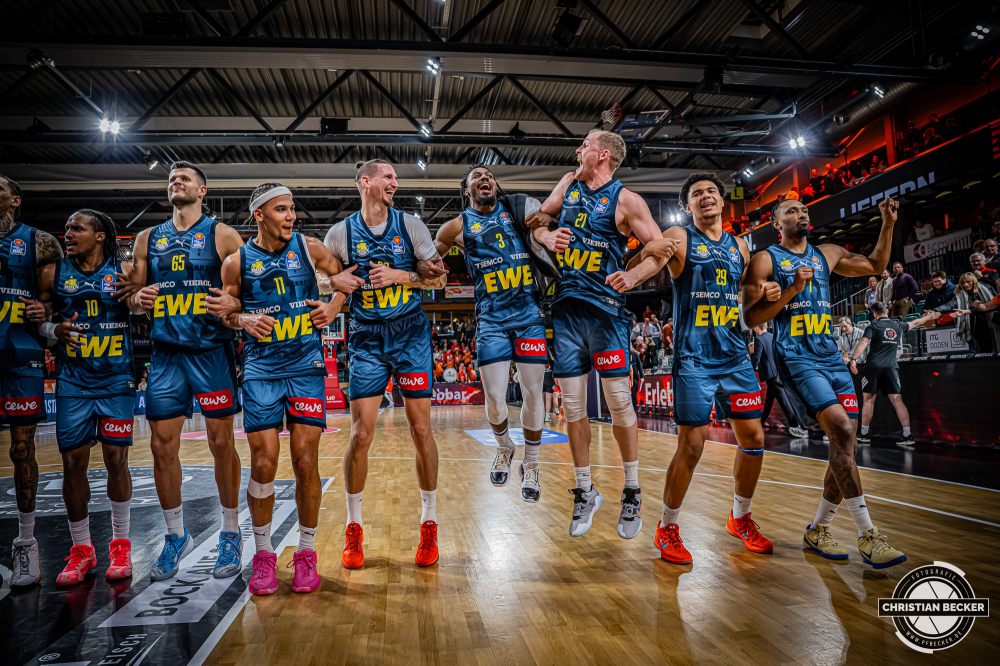 1. Basketball Bundesliga, easyCredit BBL, Saison 2025/2026, Herren, Hauptrunde, 13. Spieltag, 29.12.2025, RASTA Vechta - EWE Baskets Oldenburg
Das Team der EWE Baskets Oldenburg feiern den Sieg
Schlüsselwörter: 1. Bundesliga;13. Spieltag;29.12.2025;BBL;Basketball;Baskets;EWE;Hauptrunde;Liga;Oldenburg;RASTA;RASTA Dome;Saison 2025/2026;Vechta;easycredit
