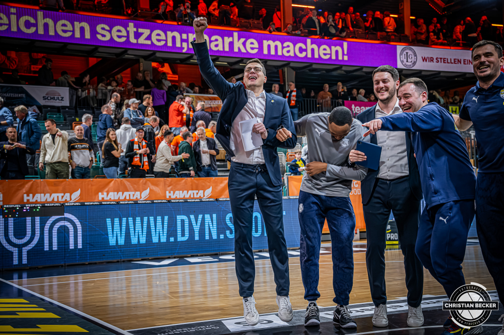 1. Basketball Bundesliga, easyCredit BBL, Saison 2025/2026, Herren, Hauptrunde, 13. Spieltag, 29.12.2025, RASTA Vechta - EWE Baskets Oldenburg
Lazar Spasic (Head-Coach - EWE Baskets Oldenburg) feiert den Sieg
Schlüsselwörter: 1. Bundesliga;13. Spieltag;29.12.2025;BBL;Basketball;Baskets;EWE;Hauptrunde;Liga;Oldenburg;RASTA;RASTA Dome;Saison 2025/2026;Vechta;easycredit