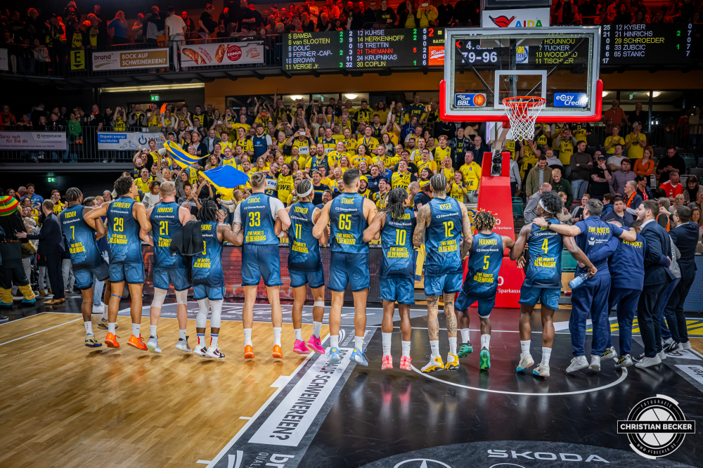 1. Basketball Bundesliga, easyCredit BBL, Saison 2025/2026, Herren, Hauptrunde, 13. Spieltag, 29.12.2025, RASTA Vechta - EWE Baskets Oldenburg
Das Team der EWE Baskets Oldenburg und deren Fans feiern den Sieg
Schlüsselwörter: 1. Bundesliga;13. Spieltag;29.12.2025;BBL;Basketball;Baskets;EWE;Hauptrunde;Liga;Oldenburg;RASTA;RASTA Dome;Saison 2025/2026;Vechta;easycredit