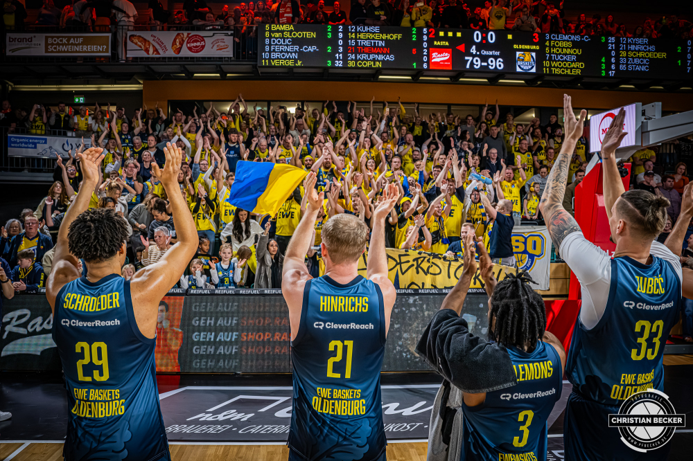 1. Basketball Bundesliga, easyCredit BBL, Saison 2025/2026, Herren, Hauptrunde, 13. Spieltag, 29.12.2025, RASTA Vechta - EWE Baskets Oldenburg
Das Team der EWE Baskets Oldenburg und deren Fans feiern den Sieg
Schlüsselwörter: 1. Bundesliga;13. Spieltag;29.12.2025;BBL;Basketball;Baskets;EWE;Hauptrunde;Liga;Oldenburg;RASTA;RASTA Dome;Saison 2025/2026;Vechta;easycredit