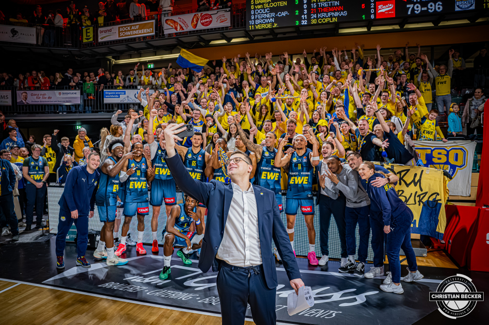 1. Basketball Bundesliga, easyCredit BBL, Saison 2025/2026, Herren, Hauptrunde, 13. Spieltag, 29.12.2025, RASTA Vechta - EWE Baskets Oldenburg
Lazar Spasic (Head-Coach - EWE Baskets Oldenburg) beim Sieger Selfie mit der Mannschaft und deren Fans
Schlüsselwörter: 1. Bundesliga;13. Spieltag;29.12.2025;BBL;Basketball;Baskets;EWE;Hauptrunde;Liga;Oldenburg;RASTA;RASTA Dome;Saison 2025/2026;Vechta;easycredit