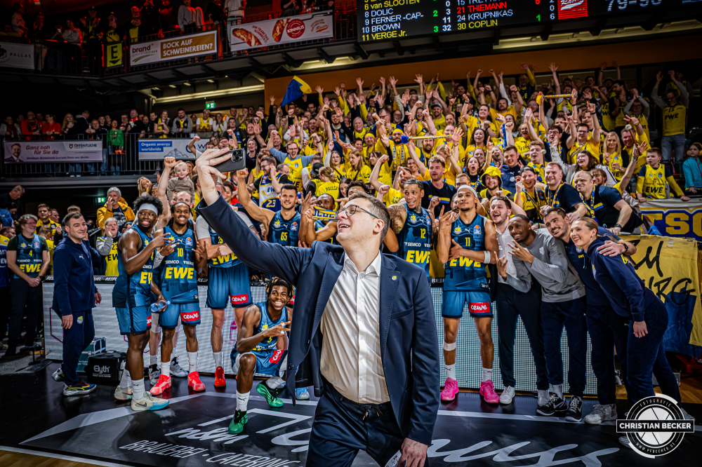 1. Basketball Bundesliga, easyCredit BBL, Saison 2025/2026, Herren, Hauptrunde, 13. Spieltag, 29.12.2025, RASTA Vechta - EWE Baskets Oldenburg
Lazar Spasic (Head-Coach - EWE Baskets Oldenburg) beim Sieger Selfie mit der Mannschaft und deren Fans
Schlüsselwörter: 1. Bundesliga;13. Spieltag;29.12.2025;BBL;Basketball;Baskets;EWE;Hauptrunde;Liga;Oldenburg;RASTA;RASTA Dome;Saison 2025/2026;Vechta;easycredit