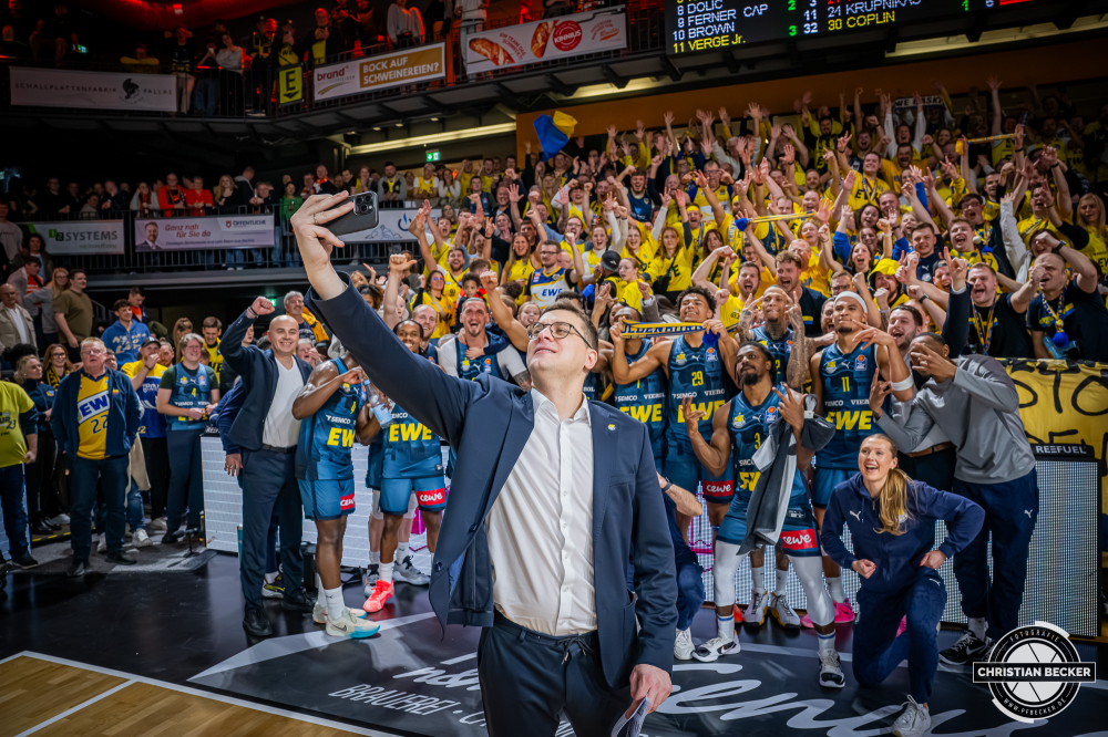 1. Basketball Bundesliga, easyCredit BBL, Saison 2025/2026, Herren, Hauptrunde, 13. Spieltag, 29.12.2025, RASTA Vechta - EWE Baskets Oldenburg
Lazar Spasic (Head-Coach - EWE Baskets Oldenburg) beim Sieger Selfie mit der Mannschaft und deren Fans
Schlüsselwörter: 1. Bundesliga;13. Spieltag;29.12.2025;BBL;Basketball;Baskets;EWE;Hauptrunde;Liga;Oldenburg;RASTA;RASTA Dome;Saison 2025/2026;Vechta;easycredit