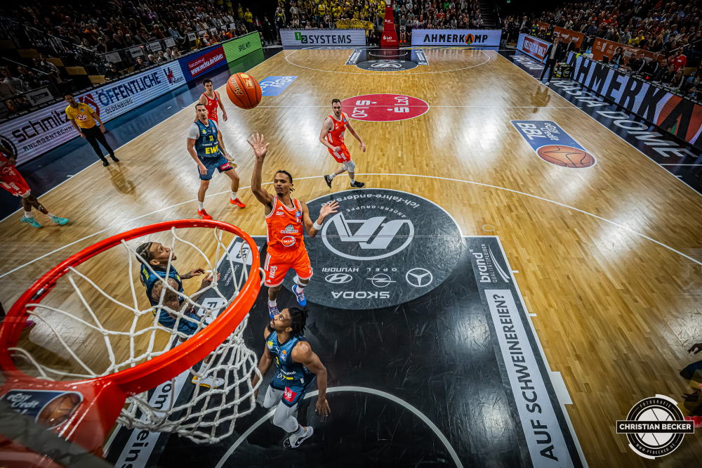 1. Basketball Bundesliga, easyCredit BBL, Saison 2025/2026, Herren, Hauptrunde, 13. Spieltag, 29.12.2025, RASTA Vechta - EWE Baskets Oldenburg
Alonzo Verge (#11 - RASTA Vechta) beim Korbleger
Schlüsselwörter: 1. Bundesliga;13. Spieltag;29.12.2025;BBL;Basketball;Baskets;EWE;Hauptrunde;Liga;Oldenburg;RASTA;RASTA Dome;Saison 2025/2026;Vechta;easycredit