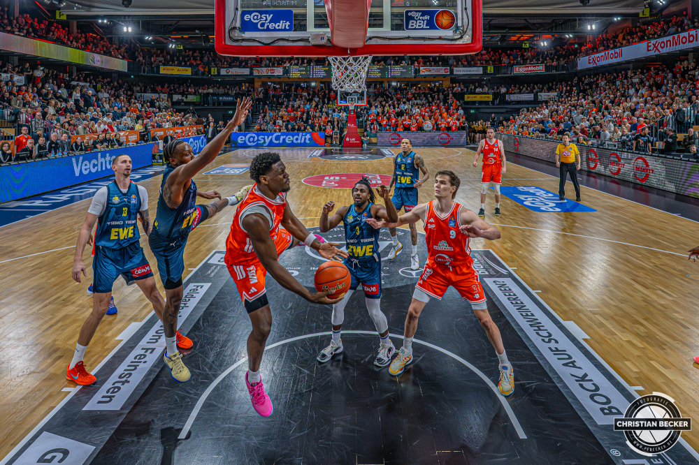 1. Basketball Bundesliga, easyCredit BBL, Saison 2025/2026, Herren, Hauptrunde, 13. Spieltag, 29.12.2025, RASTA Vechta - EWE Baskets Oldenburg
TJ Bamba (#5 - RASTA Vechta) in Aktion
Schlüsselwörter: 1. Bundesliga;13. Spieltag;29.12.2025;BBL;Basketball;Baskets;EWE;Hauptrunde;Liga;Oldenburg;RASTA;RASTA Dome;Saison 2025/2026;Vechta;easycredit