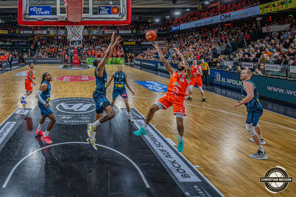 1. Basketball Bundesliga, easyCredit BBL, Saison 2025/2026, Herren, Hauptrunde, 13. Spieltag, 29.12.2025, RASTA Vechta - EWE Baskets Oldenburg
Tevin Brown (#10 - RASTA Vechta) beim Jumpshot
Schlüsselwörter: 1. Bundesliga;13. Spieltag;29.12.2025;BBL;Basketball;Baskets;EWE;Hauptrunde;Liga;Oldenburg;RASTA;RASTA Dome;Saison 2025/2026;Vechta;easycredit