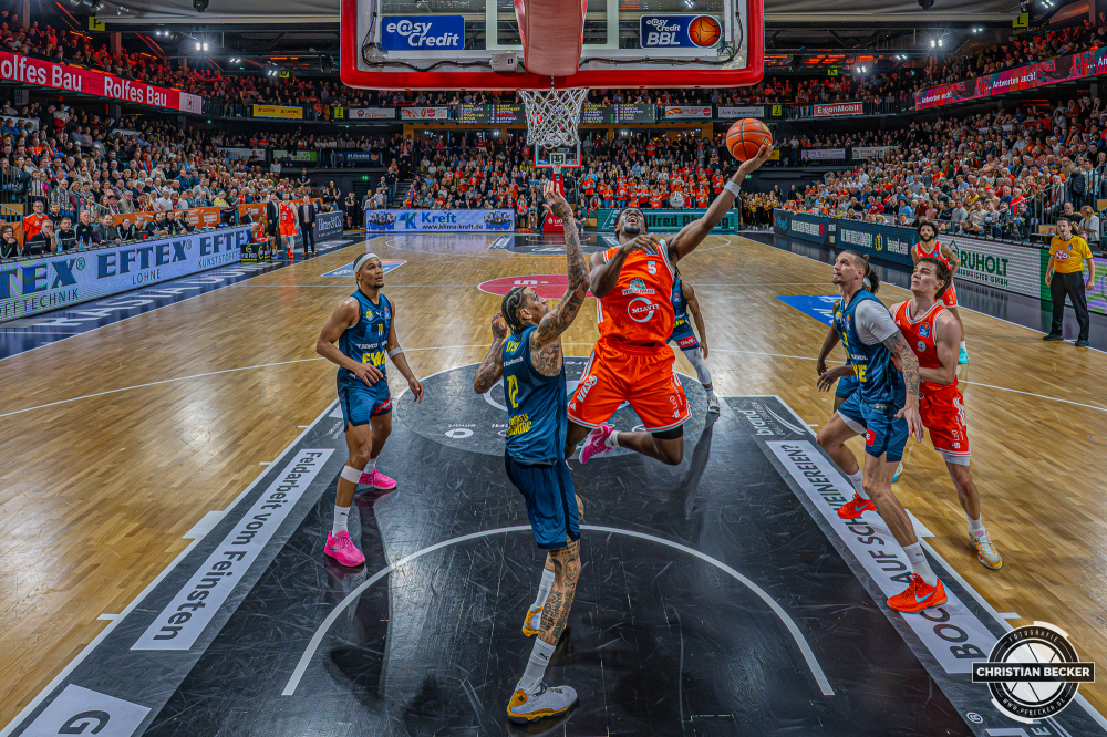 1. Basketball Bundesliga, easyCredit BBL, Saison 2025/2026, Herren, Hauptrunde, 13. Spieltag, 29.12.2025, RASTA Vechta - EWE Baskets Oldenburg
TJ Bamba (#5 - RASTA Vechta) beim Korbleger
Schlüsselwörter: 1. Bundesliga;13. Spieltag;29.12.2025;BBL;Basketball;Baskets;EWE;Hauptrunde;Liga;Oldenburg;RASTA;RASTA Dome;Saison 2025/2026;Vechta;easycredit