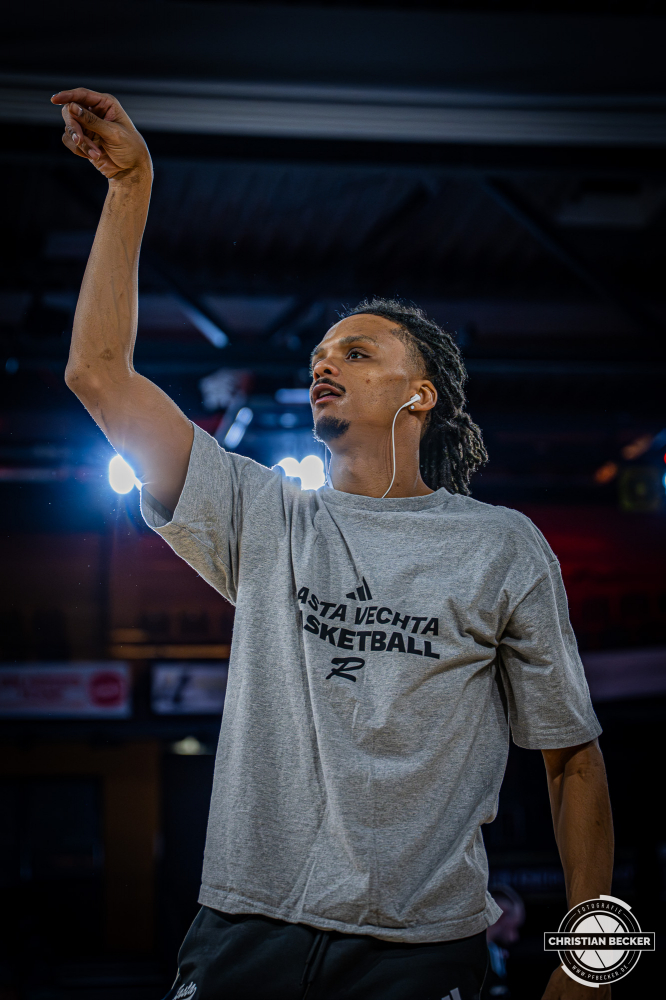 1. Basketball Bundesliga, easyCredit BBL, Saison 2025/2026, Herren, Hauptrunde, 15. Spieltag, 11.01.2026, RASTA Vechta - Fitness First W&uuml;rzburg Baskets
Alonzo Verge (#11 - RASTA Vechta) vor der Partie
Schlüsselwörter: 1. Bundesliga;11.01.2026;15. Spieltag;BBL;Basketball;Baskets;First;Fitness;Hauptrunde;Liga;RASTA;RASTA Dome;Saison 2025/2026;Vechta;W&uuml;rzburg;easycredit