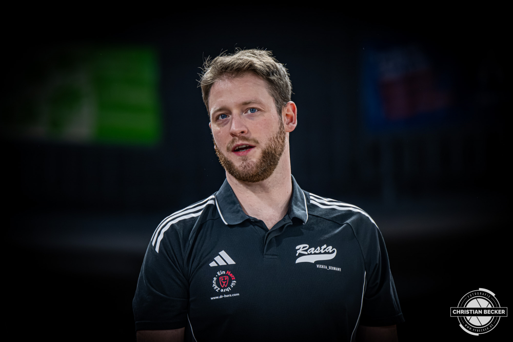 1. Basketball Bundesliga, easyCredit BBL, Saison 2025/2026, Herren, Hauptrunde, 15. Spieltag, 11.01.2026, RASTA Vechta - Fitness First W&uuml;rzburg Baskets
Marius Graf (Assistent Coach - RASTA Vechta) vor der Partie
Schlüsselwörter: 1. Bundesliga;11.01.2026;15. Spieltag;BBL;Basketball;Baskets;First;Fitness;Hauptrunde;Liga;RASTA;RASTA Dome;Saison 2025/2026;Vechta;W&uuml;rzburg;easycredit