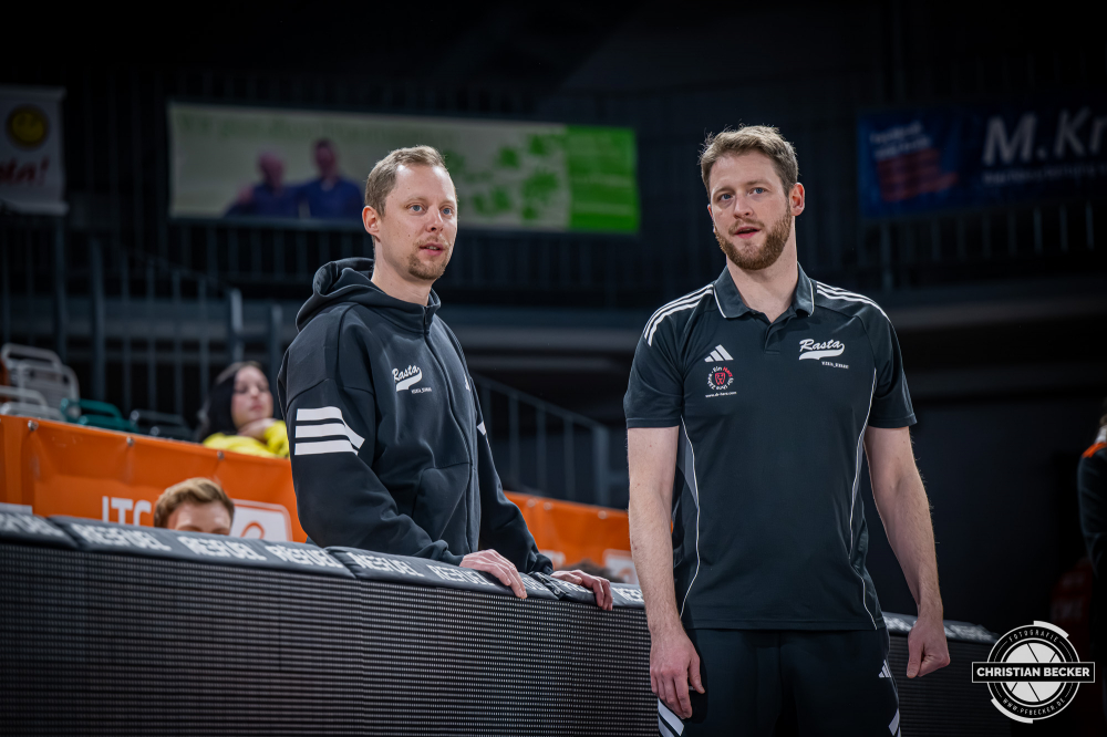1. Basketball Bundesliga, easyCredit BBL, Saison 2025/2026, Herren, Hauptrunde, 15. Spieltag, 11.01.2026, RASTA Vechta - Fitness First W&uuml;rzburg Baskets
Christian Held (Head-Coach - RASTA Vechta) im Gespr&auml;ch mit Marius Graf (Assistent Coach - RASTA Vechta)
Schlüsselwörter: 1. Bundesliga;11.01.2026;15. Spieltag;BBL;Basketball;Baskets;First;Fitness;Hauptrunde;Liga;RASTA;RASTA Dome;Saison 2025/2026;Vechta;W&uuml;rzburg;easycredit