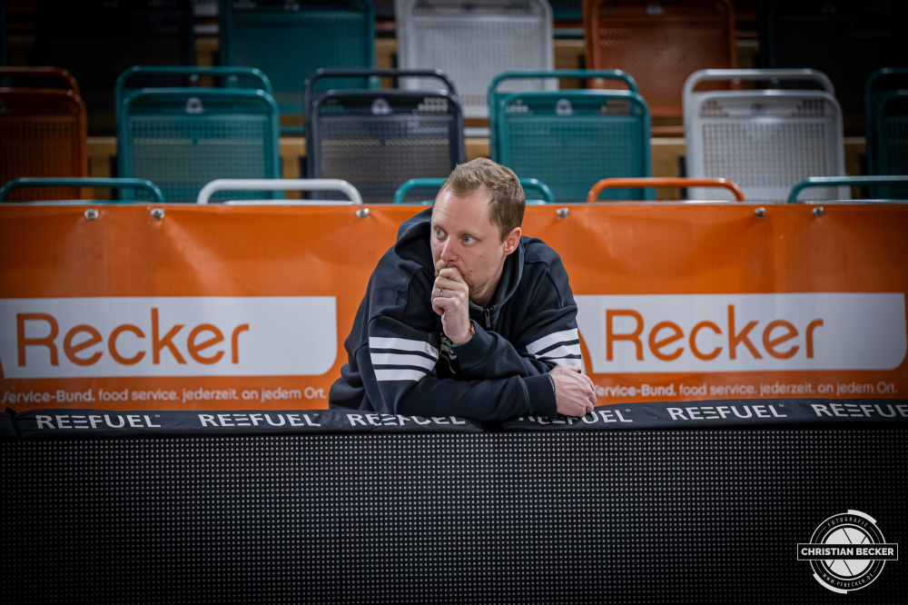 1. Basketball Bundesliga, easyCredit BBL, Saison 2025/2026, Herren, Hauptrunde, 15. Spieltag, 11.01.2026, RASTA Vechta - Fitness First W&uuml;rzburg Baskets
Christian Held (Head-Coach - RASTA Vechta) vor der Partie
Schlüsselwörter: 1. Bundesliga;11.01.2026;15. Spieltag;BBL;Basketball;Baskets;First;Fitness;Hauptrunde;Liga;RASTA;RASTA Dome;Saison 2025/2026;Vechta;W&uuml;rzburg;easycredit