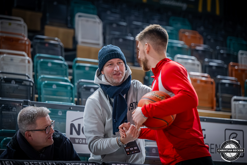 1. Basketball Bundesliga, easyCredit BBL, Saison 2025/2026, Herren, Hauptrunde, 15. Spieltag, 11.01.2026, RASTA Vechta - Fitness First W&uuml;rzburg Baskets
J&ouml;rn Bente (PR-Manager - RASTA Vechta) im Gespr&auml;ch mit Ryan Schwieger (#15 - Fitness First W&uuml;rzburg Baskets) vor der Partie
Schlüsselwörter: 1. Bundesliga;11.01.2026;15. Spieltag;BBL;Basketball;Baskets;First;Fitness;Hauptrunde;Liga;RASTA;RASTA Dome;Saison 2025/2026;Vechta;W&uuml;rzburg;easycredit