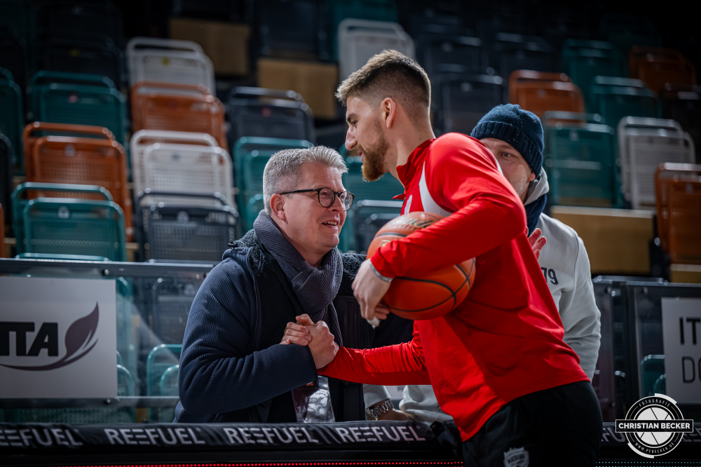 1. Basketball Bundesliga, easyCredit BBL, Saison 2025/2026, Herren, Hauptrunde, 15. Spieltag, 11.01.2026, RASTA Vechta - Fitness First W&uuml;rzburg Baskets
Carsten Boning (Leiter Sportredaktion Oldenburgische Volkszeitung) im Gespr&auml;ch mit Ryan Schwieger (#15 - Fitness First W&uuml;rzburg Baskets)
Schlüsselwörter: 1. Bundesliga;11.01.2026;15. Spieltag;BBL;Basketball;Baskets;First;Fitness;Hauptrunde;Liga;RASTA;RASTA Dome;Saison 2025/2026;Vechta;W&uuml;rzburg;easycredit