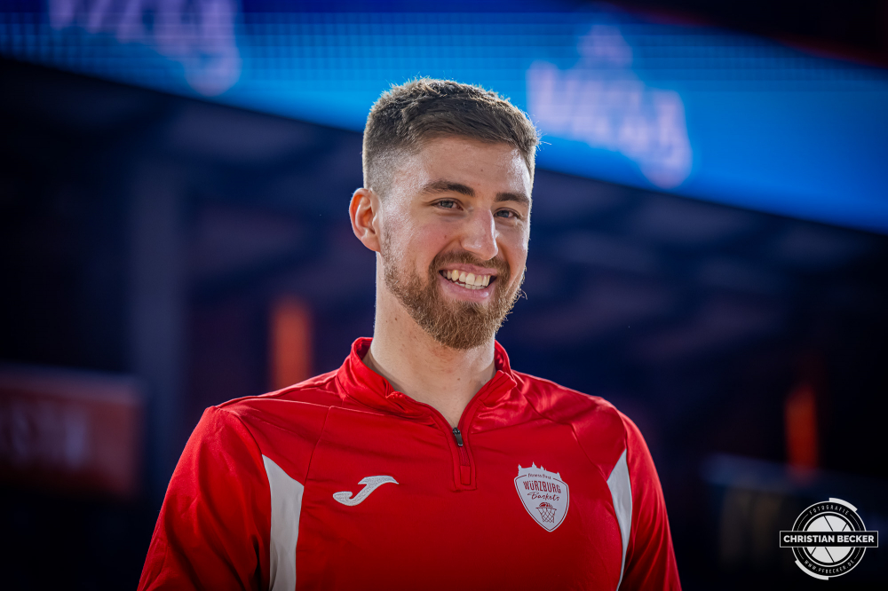 1. Basketball Bundesliga, easyCredit BBL, Saison 2025/2026, Herren, Hauptrunde, 15. Spieltag, 11.01.2026, RASTA Vechta - Fitness First W&uuml;rzburg Baskets
Ryan Schwieger (#15 - Fitness First W&uuml;rzburg Baskets) vor der Partie
Schlüsselwörter: 1. Bundesliga;11.01.2026;15. Spieltag;BBL;Basketball;Baskets;First;Fitness;Hauptrunde;Liga;RASTA;RASTA Dome;Saison 2025/2026;Vechta;W&uuml;rzburg;easycredit