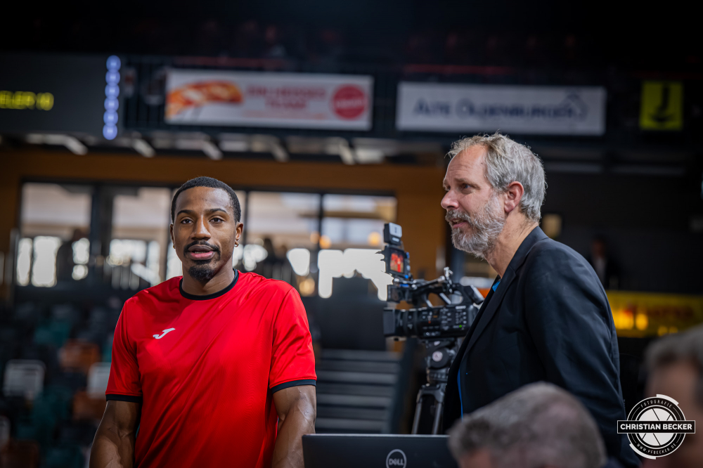 1. Basketball Bundesliga, easyCredit BBL, Saison 2025/2026, Herren, Hauptrunde, 15. Spieltag, 11.01.2026, RASTA Vechta - Fitness First W&uuml;rzburg Baskets
Johnathan Stove (#22 - Fitness First W&uuml;rzburg Baskets) im Gespr&auml;ch mit Arne Malsch (Moderator DYN Media) vor der Partie
Schlüsselwörter: 1. Bundesliga;11.01.2026;15. Spieltag;BBL;Basketball;Baskets;First;Fitness;Hauptrunde;Liga;RASTA;RASTA Dome;Saison 2025/2026;Vechta;W&uuml;rzburg;easycredit