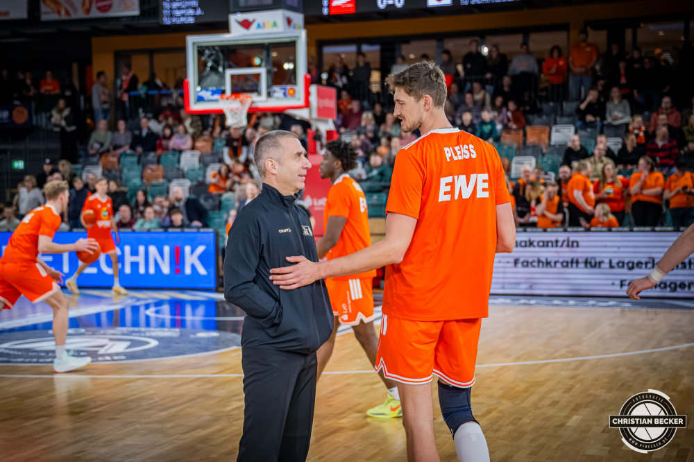 1. Basketball Bundesliga, easyCredit BBL, Saison 2025/2026, Herren, Hauptrunde, 15. Spieltag, 11.01.2026, RASTA Vechta - Fitness First W&uuml;rzburg Baskets
Robert Lottermoser (Schiedsrichter BBL) im Gespr&auml;ch mit Tibor Plei&szlig; (#22 - RASTA Vechta) vor der Partie
Schlüsselwörter: 1. Bundesliga;11.01.2026;15. Spieltag;BBL;Basketball;Baskets;First;Fitness;Hauptrunde;Liga;RASTA;RASTA Dome;Saison 2025/2026;Vechta;W&uuml;rzburg;easycredit