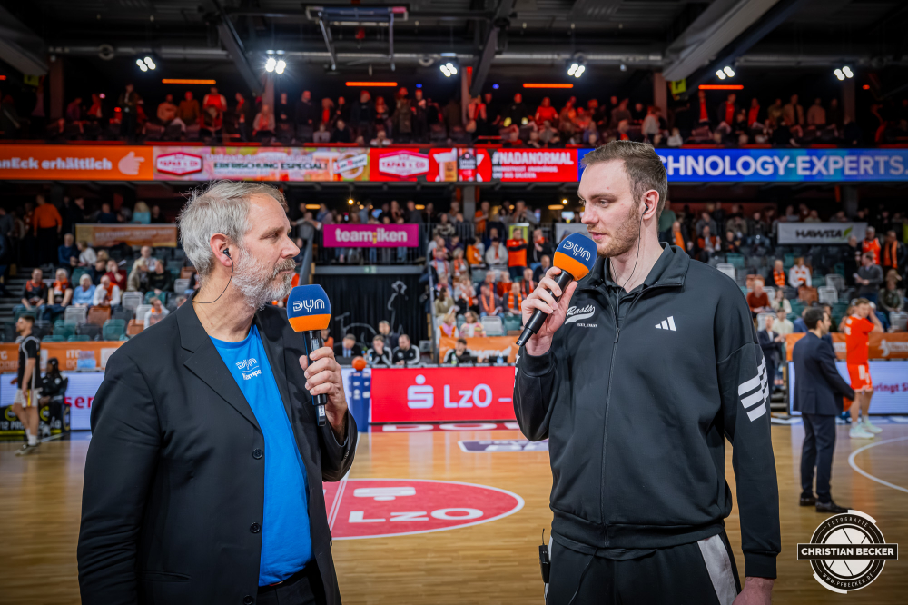 1. Basketball Bundesliga, easyCredit BBL, Saison 2025/2026, Herren, Hauptrunde, 15. Spieltag, 11.01.2026, RASTA Vechta - Fitness First W&uuml;rzburg Baskets
Arne Malsch (Moderator DYN Media) im Gespr&auml;ch mit Philipp Herkenhoff (#14 - RASTA Vechta) vor der Partie
Schlüsselwörter: 1. Bundesliga;11.01.2026;15. Spieltag;BBL;Basketball;Baskets;First;Fitness;Hauptrunde;Liga;RASTA;RASTA Dome;Saison 2025/2026;Vechta;W&uuml;rzburg;easycredit