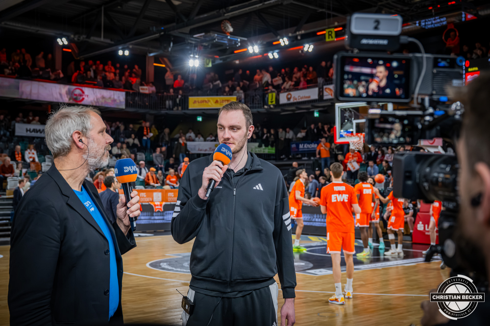 1. Basketball Bundesliga, easyCredit BBL, Saison 2025/2026, Herren, Hauptrunde, 15. Spieltag, 11.01.2026, RASTA Vechta - Fitness First W&uuml;rzburg Baskets
Arne Malsch (Moderator DYN Media) im Gespr&auml;ch mit Philipp Herkenhoff (#14 - RASTA Vechta) vor der Partie
Schlüsselwörter: 1. Bundesliga;11.01.2026;15. Spieltag;BBL;Basketball;Baskets;First;Fitness;Hauptrunde;Liga;RASTA;RASTA Dome;Saison 2025/2026;Vechta;W&uuml;rzburg;easycredit
