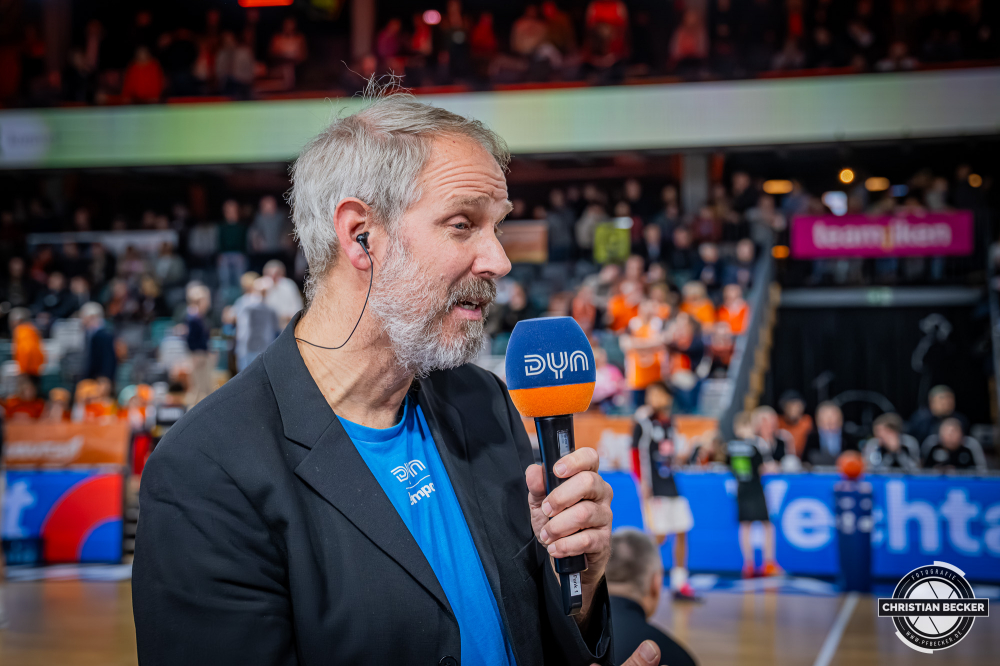 1. Basketball Bundesliga, easyCredit BBL, Saison 2025/2026, Herren, Hauptrunde, 15. Spieltag, 11.01.2026, RASTA Vechta - Fitness First W&uuml;rzburg Baskets
Arne Malsch (Moderator DYN Media) vor der Partie
Schlüsselwörter: 1. Bundesliga;11.01.2026;15. Spieltag;BBL;Basketball;Baskets;First;Fitness;Hauptrunde;Liga;RASTA;RASTA Dome;Saison 2025/2026;Vechta;W&uuml;rzburg;easycredit