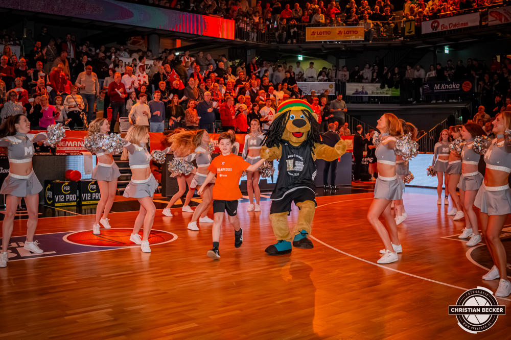 1. Basketball Bundesliga, easyCredit BBL, Saison 2025/2026, Herren, Hauptrunde, 15. Spieltag, 11.01.2026, RASTA Vechta - Fitness First W&uuml;rzburg Baskets
Bob (Maskottchen - RASTA Vechta) und ein Einlaufkind vor der Partie
Schlüsselwörter: 1. Bundesliga;11.01.2026;15. Spieltag;BBL;Basketball;Baskets;First;Fitness;Hauptrunde;Liga;RASTA;RASTA Dome;Saison 2025/2026;Vechta;W&uuml;rzburg;easycredit