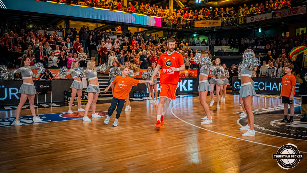 1. Basketball Bundesliga, easyCredit BBL, Saison 2025/2026, Herren, Hauptrunde, 15. Spieltag, 11.01.2026, RASTA Vechta - Fitness First W&uuml;rzburg Baskets
Luc van Slooten (#6 - RASTA Vechta) und ein Einlaufkind vor der Partie
Schlüsselwörter: 1. Bundesliga;11.01.2026;15. Spieltag;BBL;Basketball;Baskets;First;Fitness;Hauptrunde;Liga;RASTA;RASTA Dome;Saison 2025/2026;Vechta;W&uuml;rzburg;easycredit