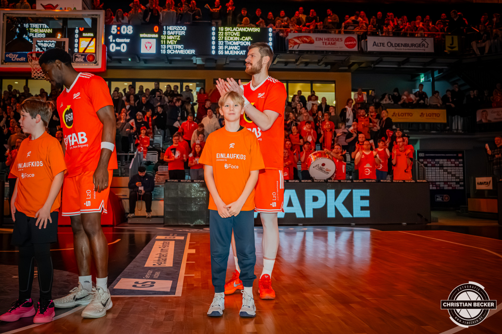 1. Basketball Bundesliga, easyCredit BBL, Saison 2025/2026, Herren, Hauptrunde, 15. Spieltag, 11.01.2026, RASTA Vechta - Fitness First W&uuml;rzburg Baskets
Luc van Slooten (#6 - RASTA Vechta) und ein Einlaufkind vor der Partie
Schlüsselwörter: 1. Bundesliga;11.01.2026;15. Spieltag;BBL;Basketball;Baskets;First;Fitness;Hauptrunde;Liga;RASTA;RASTA Dome;Saison 2025/2026;Vechta;W&uuml;rzburg;easycredit