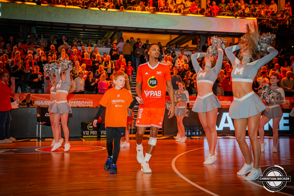 1. Basketball Bundesliga, easyCredit BBL, Saison 2025/2026, Herren, Hauptrunde, 15. Spieltag, 11.01.2026, RASTA Vechta - Fitness First W&uuml;rzburg Baskets
Alonzo Verge (#11 - RASTA Vechta) und ein Einlaufkind vor der Partie
Schlüsselwörter: 1. Bundesliga;11.01.2026;15. Spieltag;BBL;Basketball;Baskets;First;Fitness;Hauptrunde;Liga;RASTA;RASTA Dome;Saison 2025/2026;Vechta;W&uuml;rzburg;easycredit