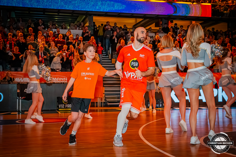 1. Basketball Bundesliga, easyCredit BBL, Saison 2025/2026, Herren, Hauptrunde, 15. Spieltag, 11.01.2026, RASTA Vechta - Fitness First W&uuml;rzburg Baskets
Tommy Kuhse (#12 - RASTA Vechta) und ein Einlaufkind vor der Partie
Schlüsselwörter: 1. Bundesliga;11.01.2026;15. Spieltag;BBL;Basketball;Baskets;First;Fitness;Hauptrunde;Liga;RASTA;RASTA Dome;Saison 2025/2026;Vechta;W&uuml;rzburg;easycredit