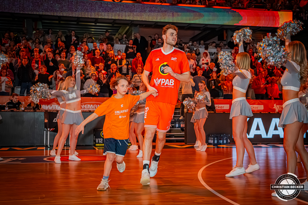 1. Basketball Bundesliga, easyCredit BBL, Saison 2025/2026, Herren, Hauptrunde, 15. Spieltag, 11.01.2026, RASTA Vechta - Fitness First W&uuml;rzburg Baskets
Linus Trettin (#15 - RASTA Vechta) und ein Einlaufkind vor der Partie
Schlüsselwörter: 1. Bundesliga;11.01.2026;15. Spieltag;BBL;Basketball;Baskets;First;Fitness;Hauptrunde;Liga;RASTA;RASTA Dome;Saison 2025/2026;Vechta;W&uuml;rzburg;easycredit