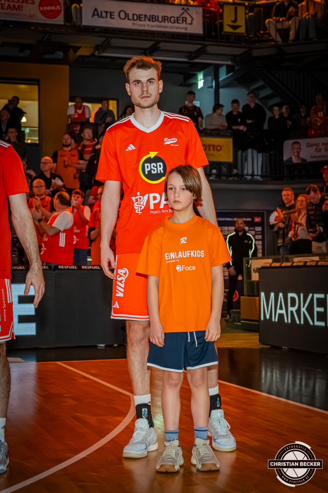 1. Basketball Bundesliga, easyCredit BBL, Saison 2025/2026, Herren, Hauptrunde, 15. Spieltag, 11.01.2026, RASTA Vechta - Fitness First W&uuml;rzburg Baskets
Linus Trettin (#15 - RASTA Vechta) und ein Einlaufkind vor der Partie
Schlüsselwörter: 1. Bundesliga;11.01.2026;15. Spieltag;BBL;Basketball;Baskets;First;Fitness;Hauptrunde;Liga;RASTA;RASTA Dome;Saison 2025/2026;Vechta;W&uuml;rzburg;easycredit