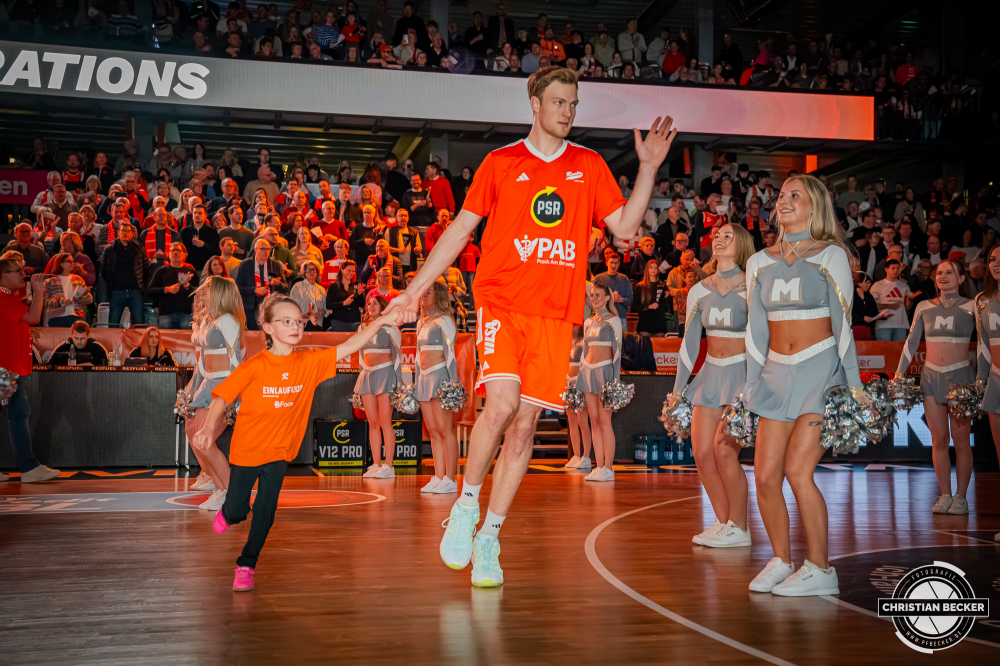 1. Basketball Bundesliga, easyCredit BBL, Saison 2025/2026, Herren, Hauptrunde, 15. Spieltag, 11.01.2026, RASTA Vechta - Fitness First W&uuml;rzburg Baskets
Lars Thiemann (#21 - RASTA Vechta) und ein Einlaufkind vor der Partie
Schlüsselwörter: 1. Bundesliga;11.01.2026;15. Spieltag;BBL;Basketball;Baskets;First;Fitness;Hauptrunde;Liga;RASTA;RASTA Dome;Saison 2025/2026;Vechta;W&uuml;rzburg;easycredit