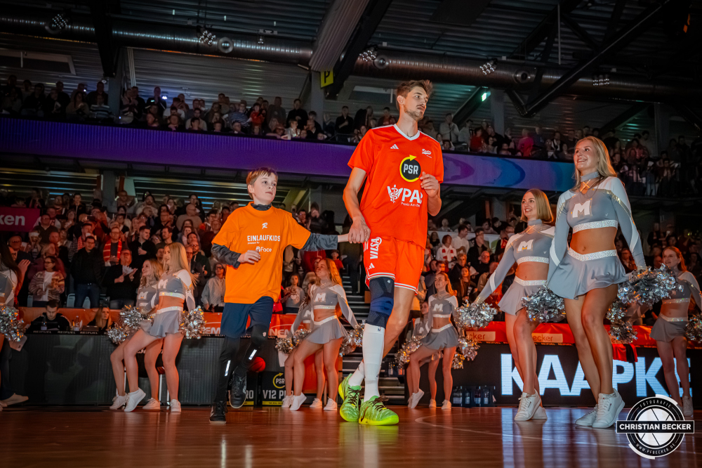 1. Basketball Bundesliga, easyCredit BBL, Saison 2025/2026, Herren, Hauptrunde, 15. Spieltag, 11.01.2026, RASTA Vechta - Fitness First W&uuml;rzburg Baskets
Tibor Plei&szlig; (#22 - RASTA Vechta) und ein Einlaufkind vor der Partie
Schlüsselwörter: 1. Bundesliga;11.01.2026;15. Spieltag;BBL;Basketball;Baskets;First;Fitness;Hauptrunde;Liga;RASTA;RASTA Dome;Saison 2025/2026;Vechta;W&uuml;rzburg;easycredit