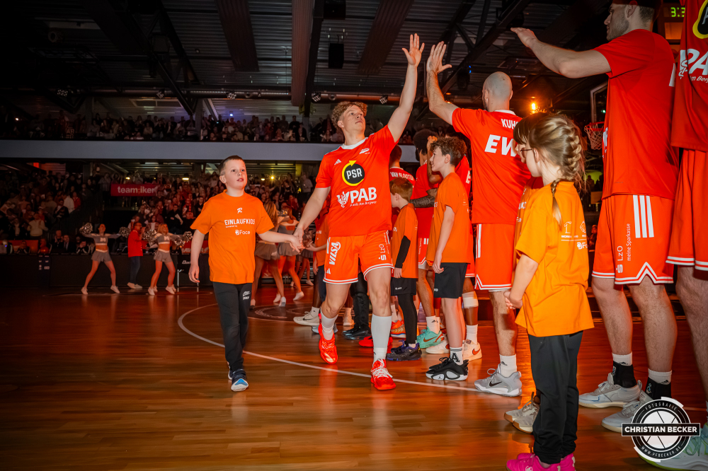 1. Basketball Bundesliga, easyCredit BBL, Saison 2025/2026, Herren, Hauptrunde, 15. Spieltag, 11.01.2026, RASTA Vechta - Fitness First W&uuml;rzburg Baskets
Roy Krupnikas (#24 - RASTA Vechta) und ein Einlaufkind vor der Partie
Schlüsselwörter: 1. Bundesliga;11.01.2026;15. Spieltag;BBL;Basketball;Baskets;First;Fitness;Hauptrunde;Liga;RASTA;RASTA Dome;Saison 2025/2026;Vechta;W&uuml;rzburg;easycredit