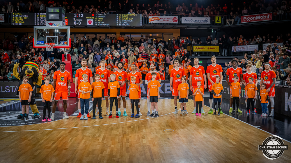 1. Basketball Bundesliga, easyCredit BBL, Saison 2025/2026, Herren, Hauptrunde, 15. Spieltag, 11.01.2026, RASTA Vechta - Fitness First W&uuml;rzburg Baskets
Das Team von RASTA Vechta und die Einlaufkinder vor der Partie
Schlüsselwörter: 1. Bundesliga;11.01.2026;15. Spieltag;BBL;Basketball;Baskets;First;Fitness;Hauptrunde;Liga;RASTA;RASTA Dome;Saison 2025/2026;Vechta;W&uuml;rzburg;easycredit