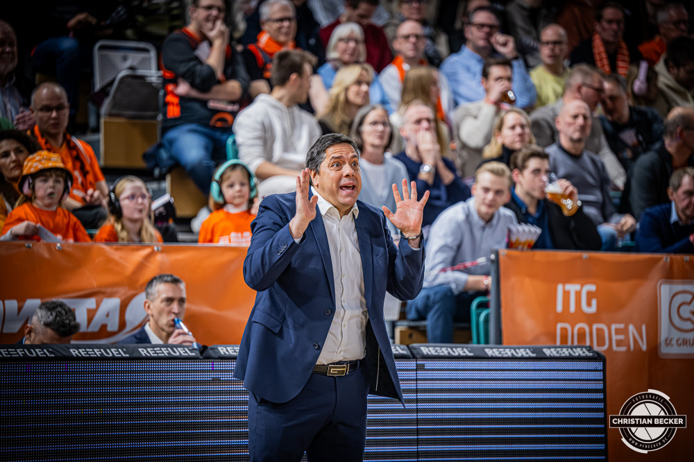 1. Basketball Bundesliga, easyCredit BBL, Saison 2025/2026, Herren, Hauptrunde, 15. Spieltag, 11.01.2026, RASTA Vechta - Fitness First W&uuml;rzburg Baskets
Sasa Filipovski (Head-Coach - Fitness First W&uuml;rzburg Baskets) w&auml;hrend der Partie
Schlüsselwörter: 1. Bundesliga;11.01.2026;15. Spieltag;BBL;Basketball;Baskets;First;Fitness;Hauptrunde;Liga;RASTA;RASTA Dome;Saison 2025/2026;Vechta;W&uuml;rzburg;easycredit