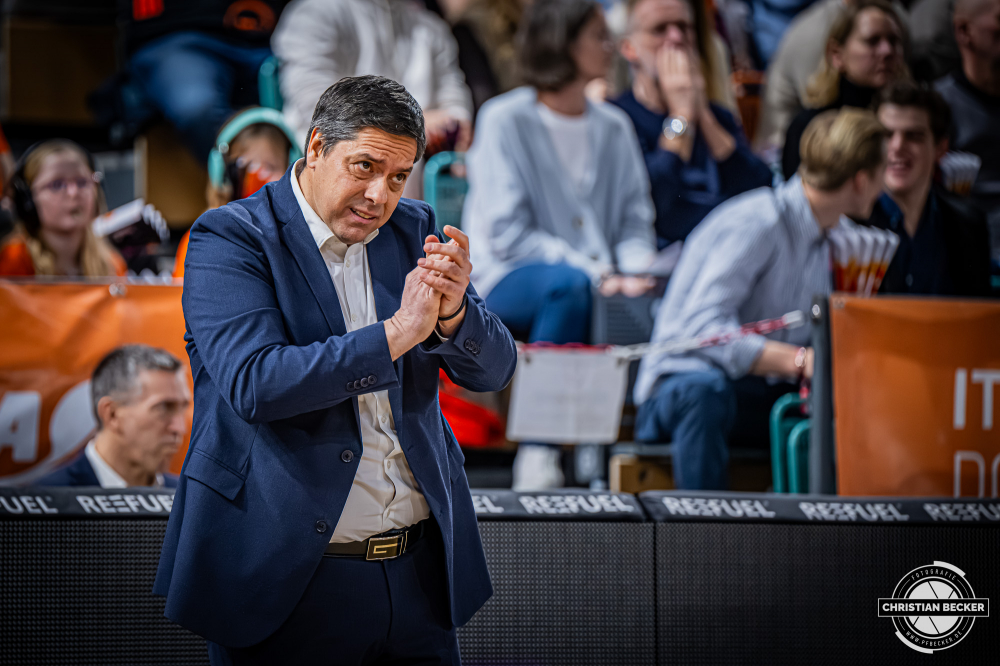 1. Basketball Bundesliga, easyCredit BBL, Saison 2025/2026, Herren, Hauptrunde, 15. Spieltag, 11.01.2026, RASTA Vechta - Fitness First W&uuml;rzburg Baskets
Sasa Filipovski (Head-Coach - Fitness First W&uuml;rzburg Baskets) w&auml;hrend der Partie
Schlüsselwörter: 1. Bundesliga;11.01.2026;15. Spieltag;BBL;Basketball;Baskets;First;Fitness;Hauptrunde;Liga;RASTA;RASTA Dome;Saison 2025/2026;Vechta;W&uuml;rzburg;easycredit